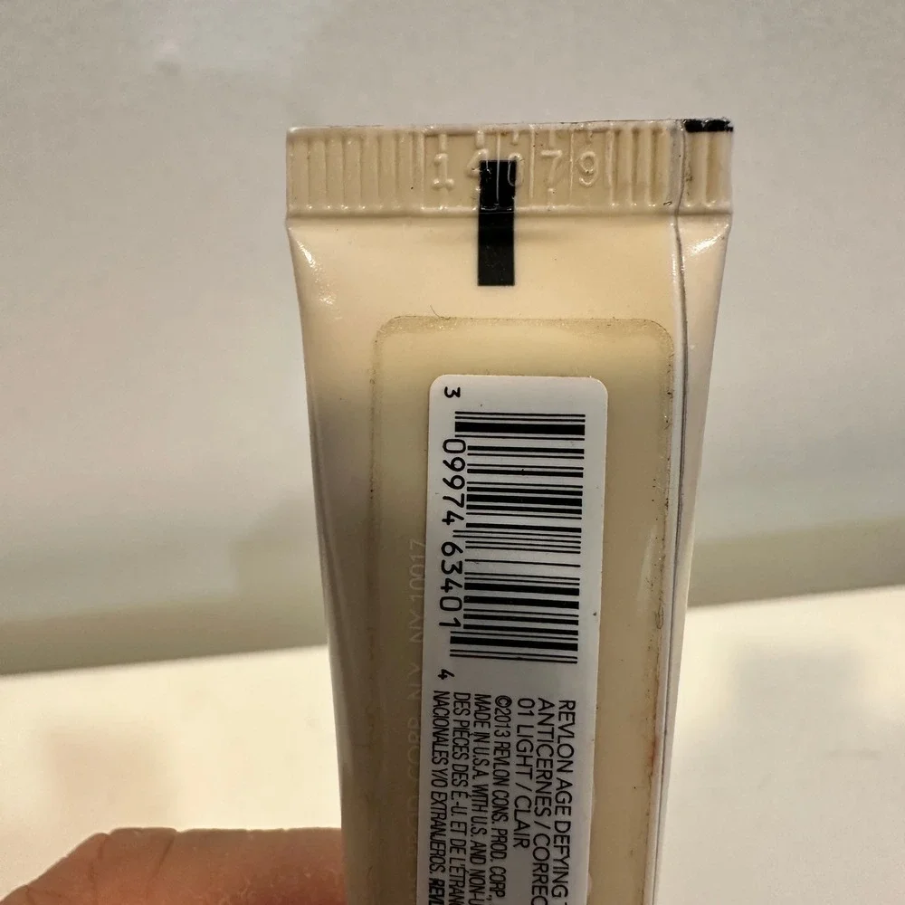 Revlon Age Defying Targeted Dark Spot Concealer Treatment 01 Light 0.25oz New - Picture 9 of 10